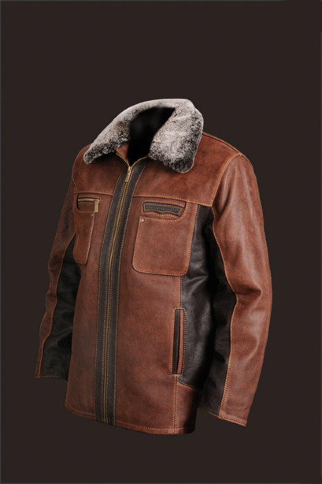 Кожаная куртка Voyager Кожаная куртка Voyager выполнена в классическом стиле с элементами модерна. Куртка прекрасно пошита и отлично сидит практически на любой фигуре. Куртка отлично подходит для ношения под данную куртку пиджака.
