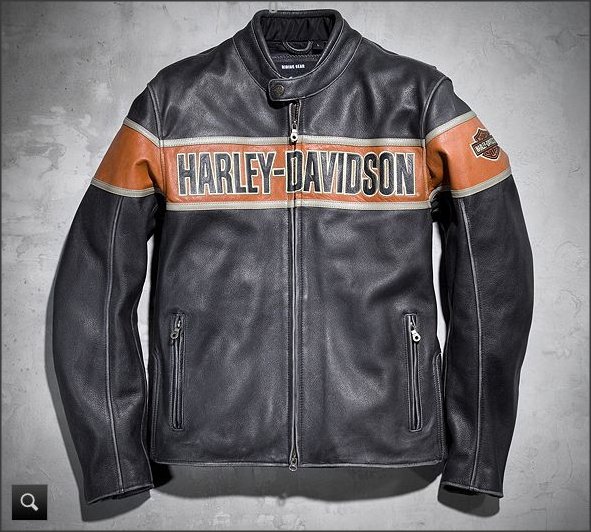 Мотоциклетная кожаная куртка Harley-Davidson ® Мотоциклетная кожаная куртка Harley-Davidson ® . Если Вы индивидуалист, не желающий бежать за толпой, то ​мотоциклетная кожаная куртка Harley-Davidson ® это то, что вам нужно. Эта байкерская куртка создана для тех  кто готов выделиться и  не задумываясь принять вызов. Для настоящих рыцарей дорог. Курка сделана из дорогой, специально состаренной кожи, которая подчёркивает индивидуальность её владельца. Со временем куртка будет вытираться  ещё больше с учётом вашей специфики её ношения. Ни одна куртка не будет похожа, каждая будет нести особенности её владельца.
Для лучшей защиты на плечах и локтях расположены карманы под броню (броня идёт как дополнительная опция). Резиновая вставка по бокам повышает комфорт и улучшает посадку куртки по фигуре. Двойная молния может открываться как сверху так и снизу,  позволяя настраивать индивидуальную комфортную посадку на мотоцикле. Регулирующие молнии на рукавах. 